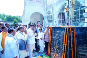 भाजपा के राष्ट्रीय अध्यक्ष जेपी नड्डा एवं मुख्यमंत्री पुष्कर सिंह धामी ने हरिद्वार में पं. मदनमोहन मालवीय की प्रतिमा पर पुष्पांजलि अर्पित कर उन्हें श्रद्धांजलि अर्पित की