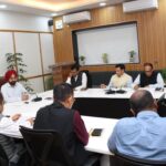 मुख्य सचिव डॉ. एस.एस. संधु ने सरकार के एक वर्ष के कार्यकाल पूर्ण होने के अवसर पर मुख्यमंत्री पुष्कर सिंह धामी द्वारा की गई घोषणाओं के सम्बन्ध में बैठक ली