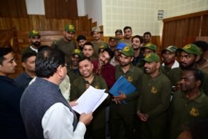 मुख्यमंत्री-ने-प्रदेश-के-लोगों-की-समस्याओं-को-सुन-अधिकारियों.jpg